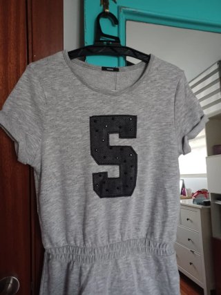 Vestido deportivo gris con número 5