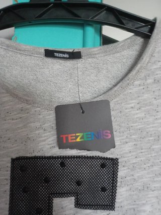 Vestido deportivo gris con número 5