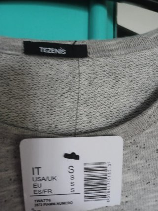 Vestido deportivo gris con número 5