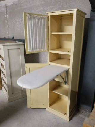 Mueble auxiliar estrecho con puerta y cristal