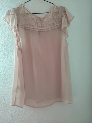 Blusa rosa con encaje