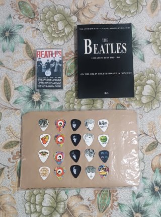Lote The Beatles: Box 8 CD's + Cassette + 20 Púas.