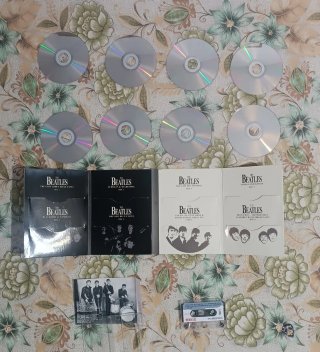 Lote The Beatles: Box 8 CD's + Cassette + 20 Púas.