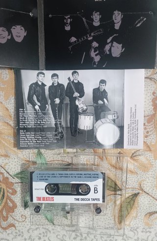 Lote The Beatles: Box 8 CD's + Cassette + 20 Púas.