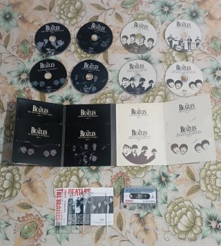 Lote The Beatles: Box 8 CD's + Cassette + 20 Púas.