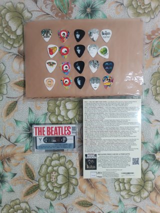 Lote The Beatles: Box 8 CD's + Cassette + 20 Púas.