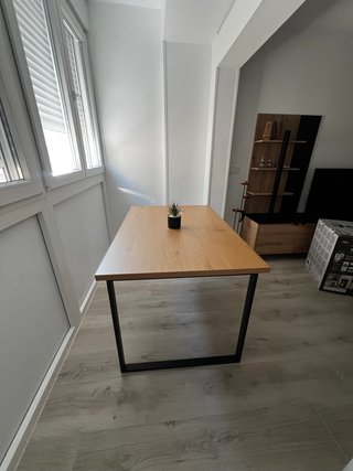 Mesa de comedor moderna madera y metal