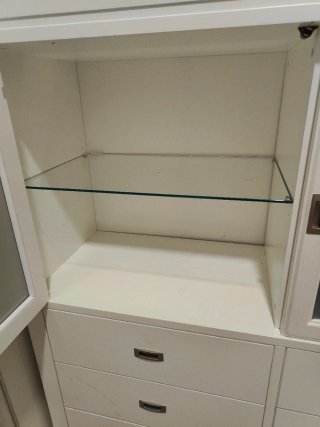 Aparador de madera maciza con puertas de cristal