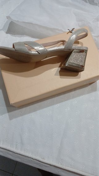 Sandalias doradas tacón bloque