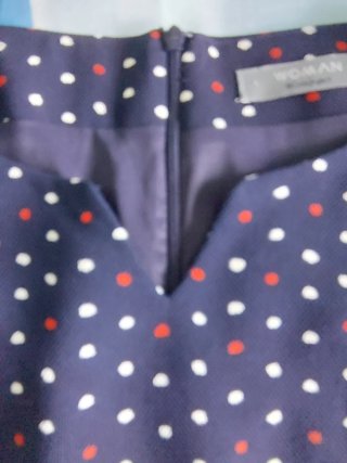 Vestido azul marino con topos blancos y rojos.