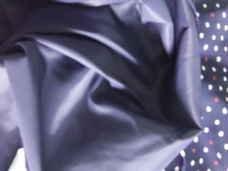 Vestido azul marino con topos blancos y rojos.