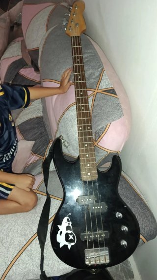 Bajo eléctrico negro
