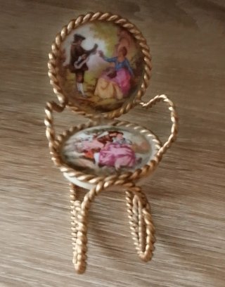 2 Mecedoras Porcelana Broches( Badalona)