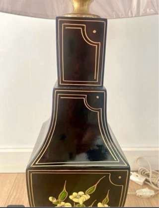 Lámpara de mesa cerámica negra y dorada