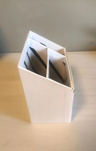 Organizador de escritorio rayas blanco y negro.