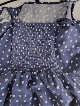 Vestido azul con lunares blancos