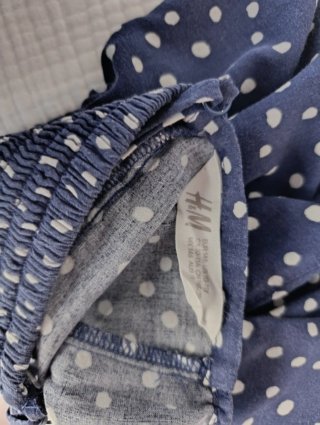 Vestido azul con lunares blancos