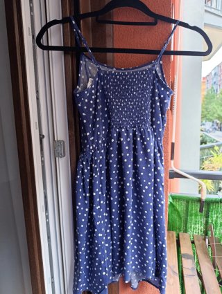 Vestido azul con lunares blancos