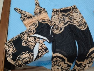 Costume da bagno, pantaloni e pareo stampati