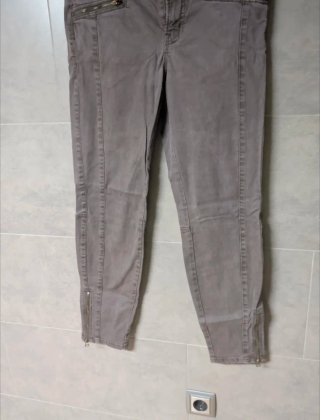 Pantalón pitillo gris con cremalleras