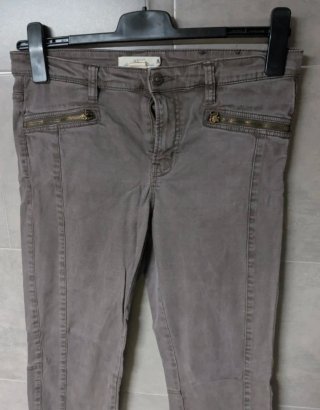 Pantalón pitillo gris con cremalleras