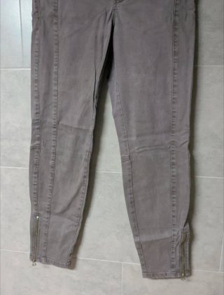 Pantalón pitillo gris con cremalleras