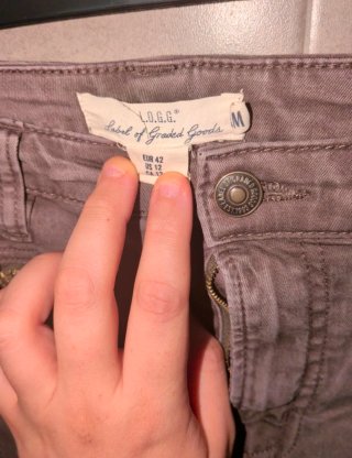 Pantalón pitillo gris con cremalleras