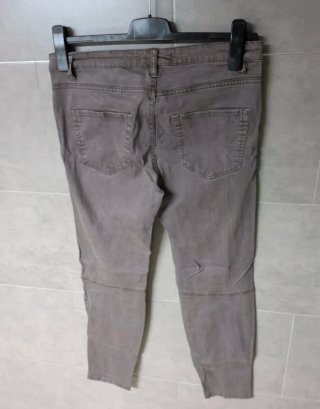 Pantalón pitillo gris con cremalleras