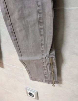 Pantalón pitillo gris con cremalleras