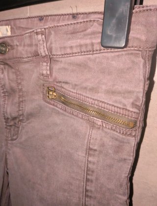 Pantalón pitillo gris con cremalleras