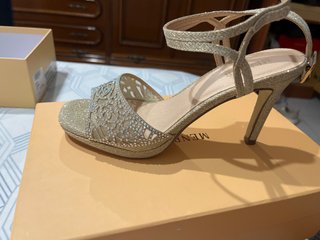 Sandalias doradas con pedrería