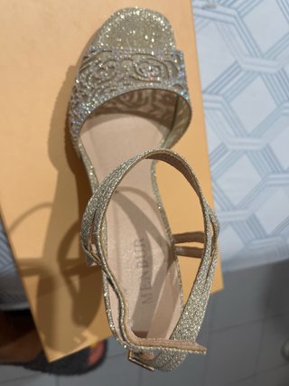 Sandalias doradas con pedrería