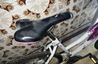 Bicicleta de montaña morada y blanca