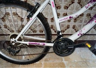 Bicicleta de montaña morada y blanca