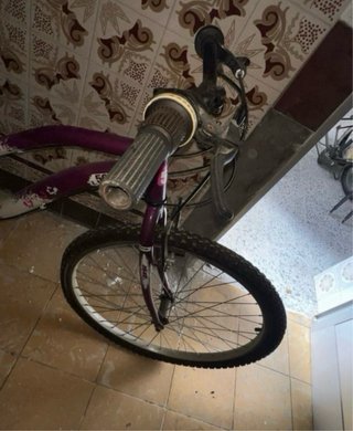 Bicicleta de montaña morada y blanca