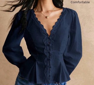 Blusa azul con encaje