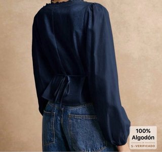 Blusa azul con encaje