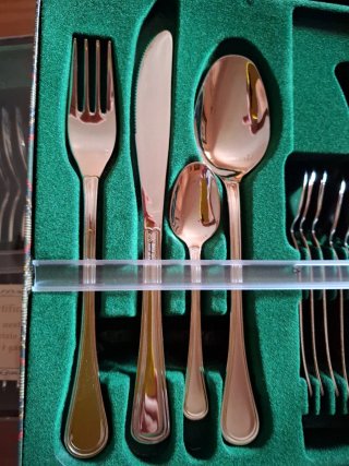 Cubertería de metal y plástico
