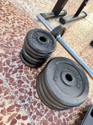 Banco de pesas Klar Fit con barra y discos