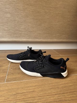 Puma Bambas Negras con suela blanca