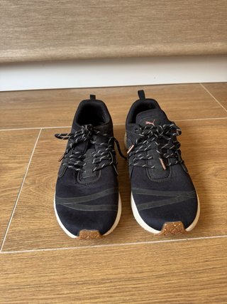 Puma Bambas Negras con suela blanca