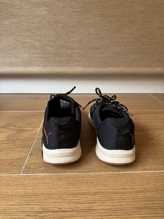 Puma Bambas Negras con suela blanca