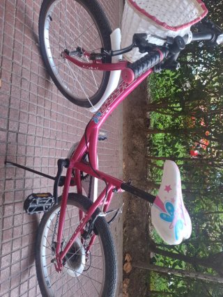 Bicicleta infantil rosa con cesta