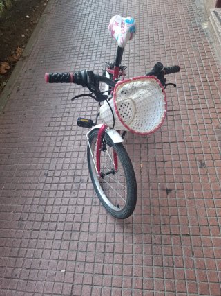 Bicicleta infantil rosa con cesta