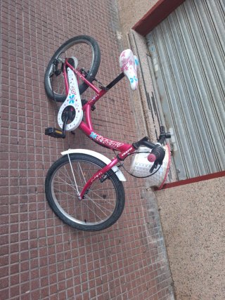 Bicicleta infantil rosa con cesta