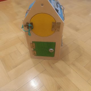 Casita de madera con cerraduras para bebés