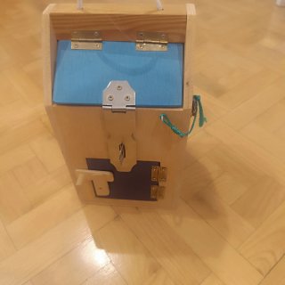 Casita de madera con cerraduras para bebés