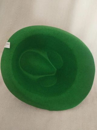 Sombrero bávaro verde con plumas