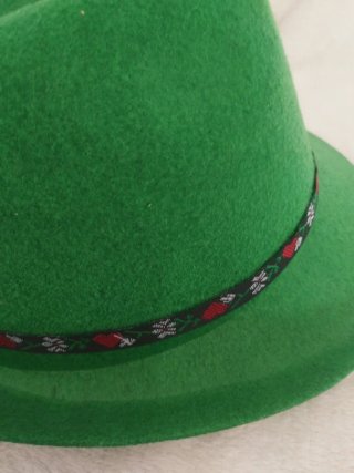Sombrero bávaro verde con plumas