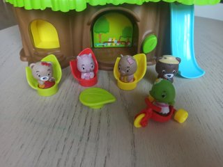 Escuela Klorofil con figuras